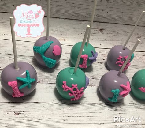 Mermaid Candy Apples Mermaid Candy Apples, Mermaid Treats, Mermaid Baby Shower Theme, Rose Cake Design, Candy Apple Recipe, Mermaid Cookies, Gourmet Apples, Mermaid Stuff, Birthday Party Desserts