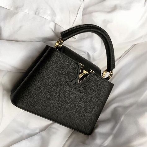 Mochila Louis Vuitton, Black Louis Vuitton Bag, Purse Aesthetic, Sac Louis Vuitton, Luxury Bags Collection, Bag Louis Vuitton, Luxury Purses, Fancy Bags, Bags Aesthetic