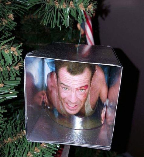 Die Hard Ornament, Die Hard Christmas, Great Christmas Movies, Geek Christmas, Jul Diy, Best Christmas Movies, Bruce Willis, Funniest Memes, Christmas Vacation