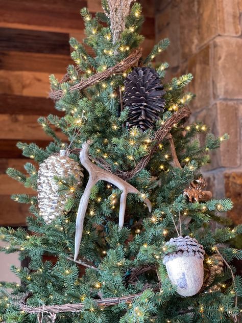 Christmas Tree With Antlers, Deer Antler Christmas Tree, Horn Decorations, Alpine Christmas Tree, Antler Christmas Tree, Antler Tree, Alpine Christmas, Colorado Mountain Homes, Grapevine Garland