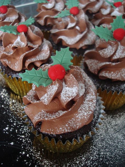 Scrummy xmas cupcakes as your wedding cakes from one of our preferred local suppliers Cupcake Receptek, Easy Christmas Cupcakes, Christmas Cupcakes Recipes, Mini Torte, Holiday Cupcakes, Christmas Cake Decorations, Xmas Cake, Christmas Cakes, Christmas Sweets