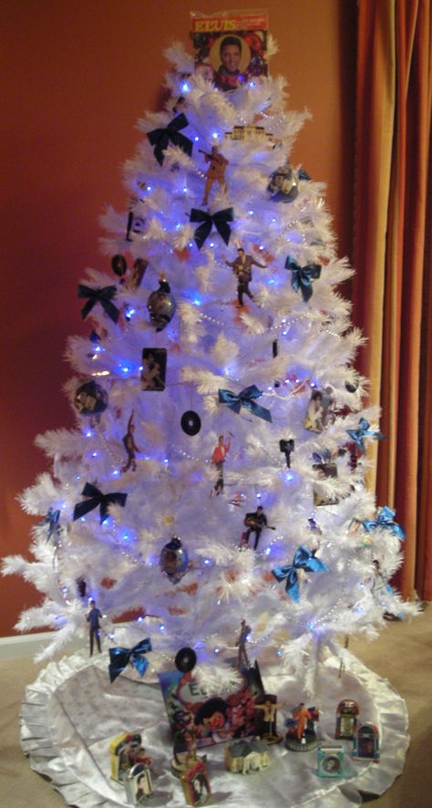 Elvis themed Christmas Tree. Christmas Tree Ideas Rose Gold, Theme Christmas Tree Ideas, Themed Christmas Tree Ideas, 12 Foot Christmas Tree, Elvis Christmas, Theme Christmas Tree, Elvis Presley Christmas, Themed Christmas Tree, Sock Monkeys