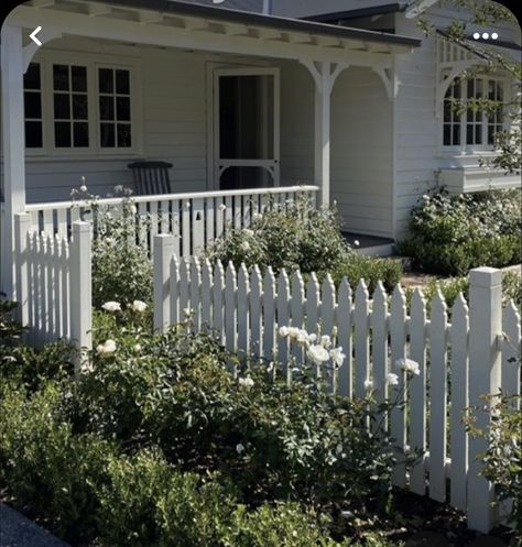 White Picket Fence House, White Picket Fence Ideas, Picket Fence Ideas, Wood Picket Fence, Fence Designs, Front Garden Design, Front Yard Fence, White Picket Fence, Seaside Cottage