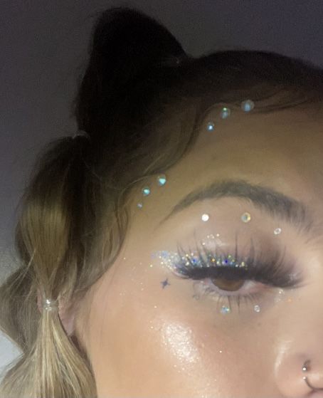 Concert Face Gems, Heart Gems On Face, Gems Under Eyes Makeup, Face Jewels Simple, Gem Face Makeup, Gem Stone Eye Makeup, Gemstone Makeup Looks, Rave Face Jewels, Face Gem Ideas