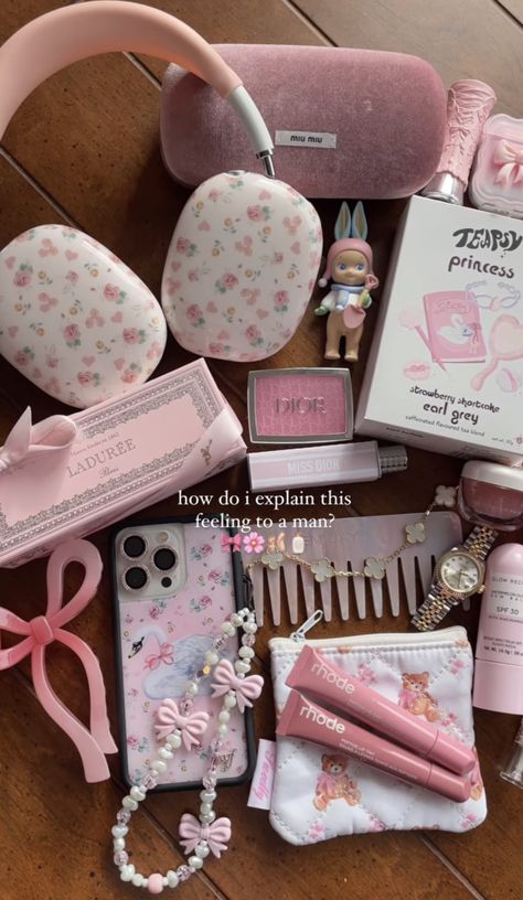 Girly Crafts, Images Hello Kitty, Inside My Bag, Soft Pink Theme, Pretty Pink Princess, Pink Lifestyle, Purse Essentials, Handbag Essentials, What In My Bag