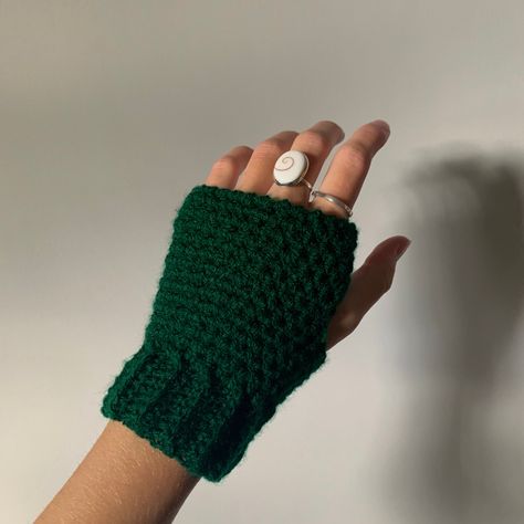 Things To Crochet With Dark Green Yarn, Crochet Hand Warmers Aesthetic, Crochet Dark Green, Dark Green Crochet Ideas, Crochet Green Top, Y2k Gloves, Crochet Hand Gloves, Dark Green Crochet, Easy Cute Crochet