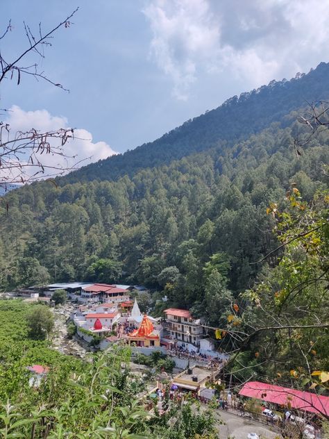 Kainchi Dham is a Hanuman temple & Ashram which is established by a great saint Shri Neem Karoli Baba in 1960s. It's a holy temple surrounded by hills and trees and river flowing besides it. You can feel the great strengths and presence of Hanuman Ji in the Ashram. Kainchi Dham, Hanuman Temple, Lord Durga, Neem Karoli Baba, River Flowing, Road Travel, Nainital, Hanuman Ji, Sky Pictures