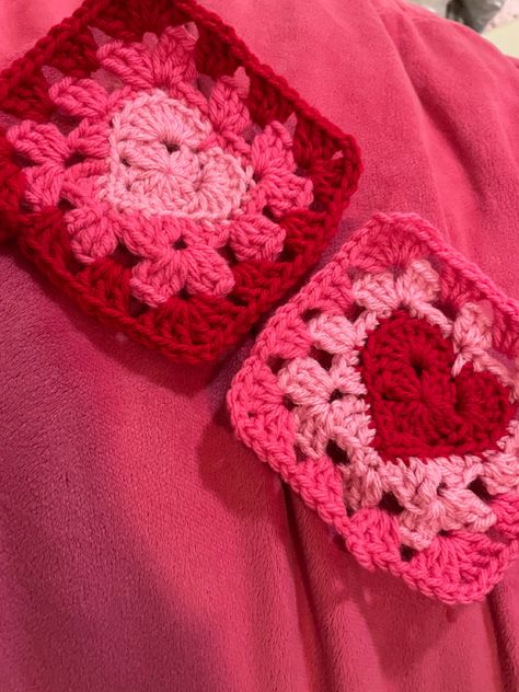 Heart Granny Square, Pretty Crochet, Art Advice, Characters Inspiration Drawing, Crochet Inspo, Crochet Fashion Patterns, Needle Arts, Cute Crafts, Crochet Fashion