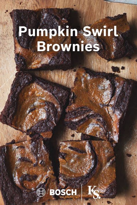 Visit the link for this delicious pumpkin brownie recipe Pumpkin Pie Chocolate, Pumpkin Spice Brownies, Autumn Dishes, Pumpkin Swirl Brownies, Easy Fall Recipes, Fall Desserts Pumpkin, Desserts Pumpkin, Bosch Oven, Swirl Brownies