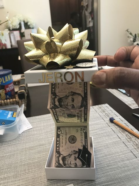 Senior Crown Ideas, Birthday Money Gifts, Graduation Money Gifts, Diy Graduation Gifts, Senior Crown, Crown Ideas, Money Bouquet, Creative Gift Wraps, Creative Money Gifts