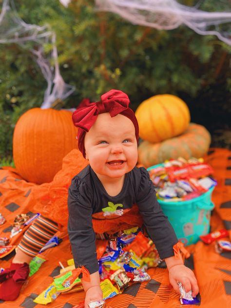 halloween baby photoshoot DIY with candy and pumpkins Toddler Halloween Pictures Photo Ideas, Toddler Halloween Photoshoot Ideas, Diy Halloween Baby Photoshoot, Toddler Halloween Photoshoot, October Baby Photoshoot, Lavender Classroom, Halloween Photoshoot Baby, Baby Halloween Photoshoot, Halloween Baby Photoshoot