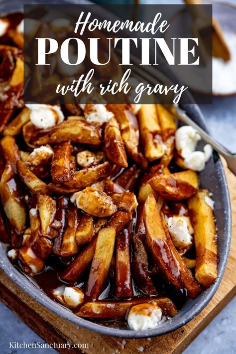 Poutine Recipe Beef, Canadian Poutine Recipe, Poutine Gravy Recipe, Chips And Gravy, Poutine Gravy, Poutine Recipes, Canadian Poutine, Poutine Fries, Gravy Fries