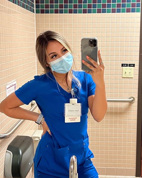 Healthcare Worker Aesthetic, Nurse Anesthetist Aesthetic, Nurse Selfie, Nursing Scrubs Pattern, Best Gifts For Nurses, Nurse Outfit Scrubs, Nurse Pics, Medical Scrubs Fashion, Pediatric Nurse Practitioner