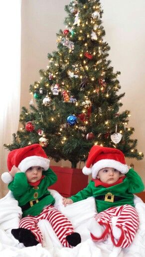 Christmas twins Twin Christmas Pictures, Elf On The Shelf Baby, Baby Elf, Monthly Baby Pictures, Monthly Baby Photos, Xmas Pictures, Xmas Photos, Milestone Pictures, Christmas Photography