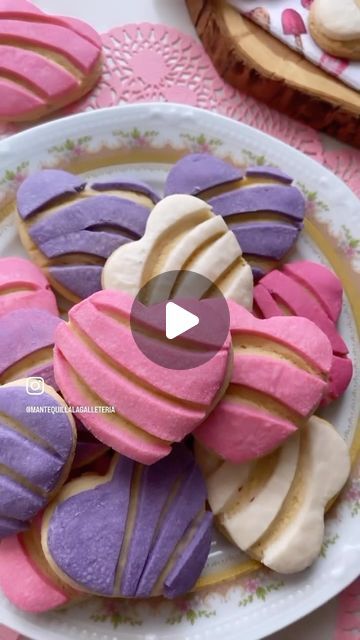 Paty Garcia, Mantequilla la galleteria on Instagram: "A classic for this season! Here’s the recipe for my delicious “Galleconchas” (sugar-coated cookies 🥰) shaped like hearts to celebrate this day of love 💕. If you like this recipe, don’t forget to like, share, comment, or save this post!

Ingredients for the cookie:
- 1 box of vanilla cake mix
- 2 eggs
- 120g all-purpose flour
- 1 teaspoon baking powder
- 120g butter

Ingredients for the coating:
- 80g vegetable shortening
- 80g all-purpose flour
- 80g powdered sugar

Procedure:
1. Mix all cookie ingredients, make balls, flatten them (about one centimeter thick), cut them into heart shapes using a cutter, and place them on a tray with wax paper.

2. In another tray, mix the ingredients for the sugary coating until it forms a homogeneous Cookie Ingredients, Vegetable Shortening, Valentines Treats, Valentines Baking, Vanilla Cake Mixes, Heart Shaped Cookies, Mexican Dessert, Fun Foods, Valentine Treats