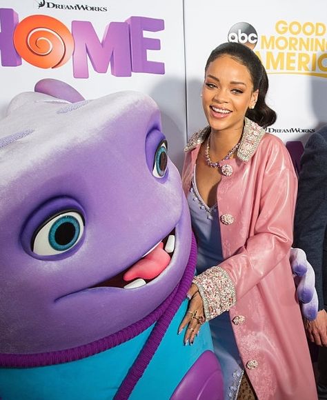 Rihanna in pink from head to toe, looking beautiful in the Reid Rose de France Ring at the "Home" premiere! Rihanna Home, Holly Fulton, Fenty X Puma, College Fits, Bad Gal, Rihanna Fenty, Promotional Events, You Want Me, Fenty Beauty