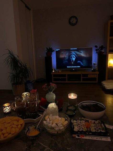 Movie Night Horror, Movies At Home, Group Movie Night, Movie Night In Aesthetic, Horror Sleepover, Cozy Friends Aesthetic, Watch Movies, Horror Movie Sleepover, Sleepover Halloween