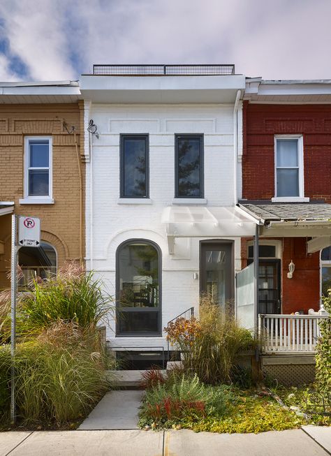 A Toronto Row House Stands Out Amongst the Rest - Design Milk Philadelphia Row House Exterior, Narrow Row House, Small Row House, Row House Interior, Small Row House Design, Modern Row House, Row House Design, Toronto Architecture, Toronto Houses