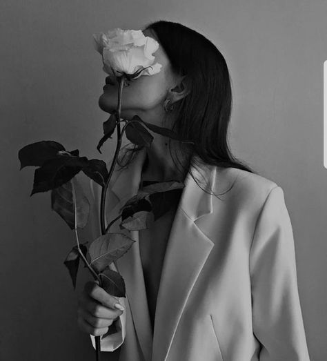 Black And White Esthetics Photos, Faceless Instagram, Promoting Products, Flower Photoshoot, Army Girlfriend Pictures, Business Photoshoot, Human Touch, Digital Marketing Strategies, Marketing For Beginners