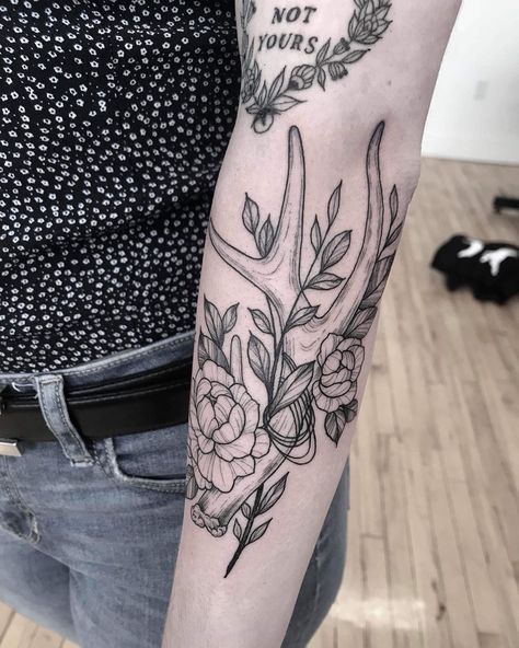 Black Rose Tattoo on Instagram: “Done by @christinastattoos 🌿💗 #flowertattoo #tattoo #antlertattoo  #peonytattoo #flower #peony #blackwork #linework #blackwork…” Antler Memorial Tattoo, Antler Floral Tattoo, Antler Sleeve Tattoo, Feminine Nature Tattoo, Antler And Flower Tattoo, Deer Antler Tattoo With Flowers, Bull Skull Tattoo With Flowers, Deer Antler Tattoo, Turkey Tattoos