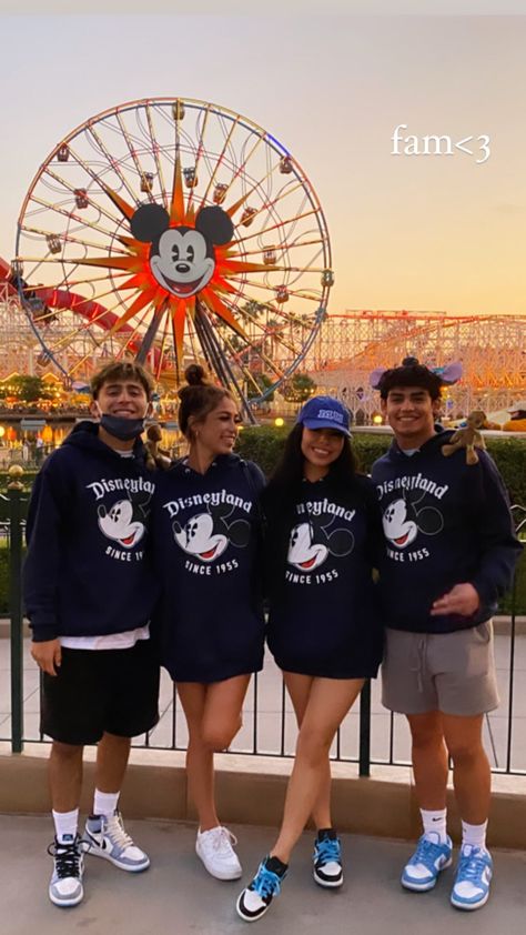 Disney World Aesthetic Outfits, Disney World Aesthetic, Disney Movie Collection, Disney Poses, Disney Trip Outfits, Disneyland World, Disney College Program, Disney Photo Ideas, Disney World Pictures