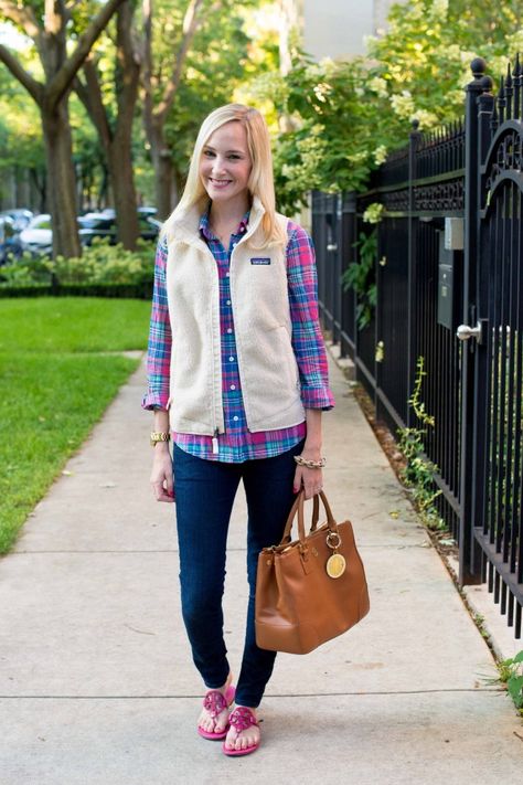 Preppy Vests Preppy Vest, Vest Patagonia, Bracelet Michael Kors, Women Outfit Ideas, Casual White Shirt, Jcrew Vest, Patagonia Style, Patagonia Retro, Kelly In The City