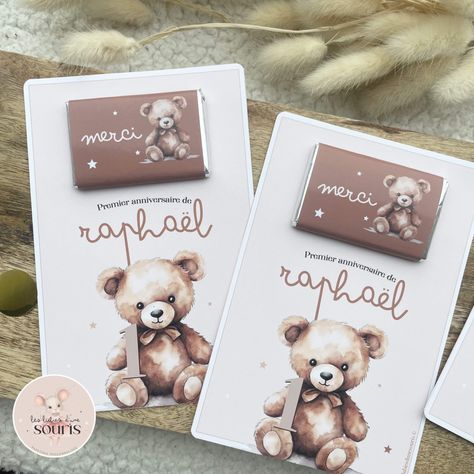 Surprenez tout en douceur vos invités grâce à cette carte chocolat personnalisé ! Une petite carte accompagnée d’un chocolat au lait sublimée par le thème de votre choix et vous obtenez un article personnalisé de toute beauté ! Le chocolat est une valeur sûr lorsque que l’on veut offrir un cadeau ou faire plaisir à ses invités. Réconfortant, succulent, il apporte incontestablement des sourires et du plaisir à chaque instant. Decoration Table, Succulent, Small Business, Collage, Pins