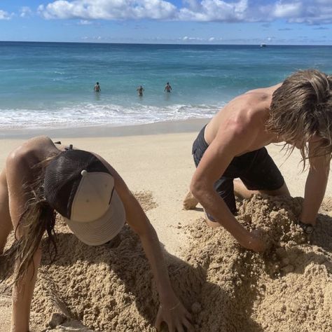 Beach Boyfriend Aesthetic, Beachy Couple, Beach Couple Aesthetic, Summer Boyfriend, Friends Group Photo, Teen Doctor, Boy Best Friend, Opposites Attract