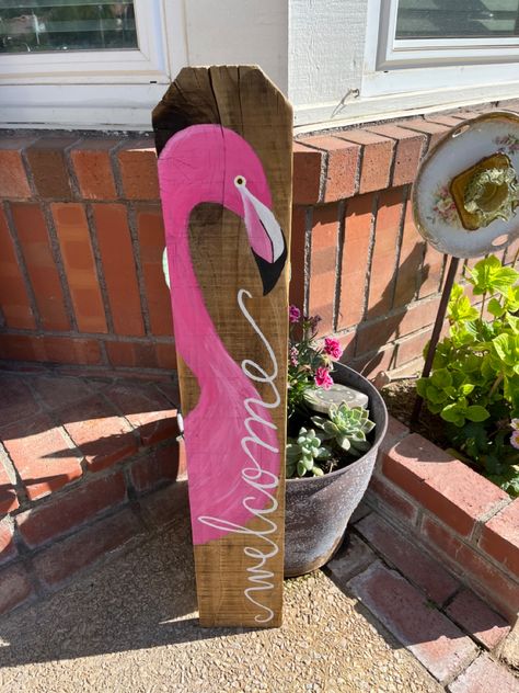 Flamingo Door Hangers Wooden, Flamingo Backyard Decor, Flamingo Wood Sign, Flamingo Yard Art Diy, Flamingo Patio Decor, Flamingo Porch Decor, Flamingo Signs Diy, Summer Porch Leaners, Summer Porch Signs Diy