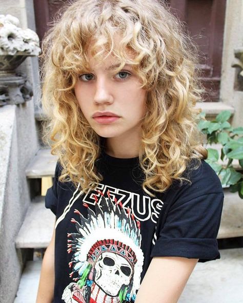 Curly Hair Fringe, Curly Shag Haircut, Natural Curly Hair Cuts, Curly Hair Photos, Medium Curly Hair Styles, Haircuts For Wavy Hair, Haircuts For Curly Hair, Shag Haircut, Curly Hair Inspiration