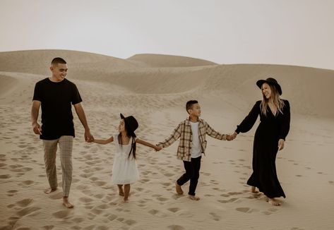 Family Photo Sand Dunes, Black And Beige Photoshoot, Family Photos Desert Outfits, White Sands Photoshoot Family, Styled Family Photo Shoot, Dark Neutrals Family Photos, Sand Dunes Photoshoot Outfits, Sand Family Pictures, Family Photos In The Desert