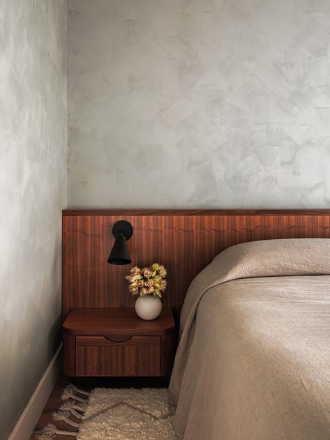 BOERUM HILL RESIDENCE — Shapeless Studio Built In Bed Headboard, Built In Bed Side Tables, Tiny Primary Bedroom, Built In Headboard Wall, Wall To Wall Headboard, Headboard With Side Tables, Built In Headboard, Tv In Bedroom Ideas, Shapeless Studio