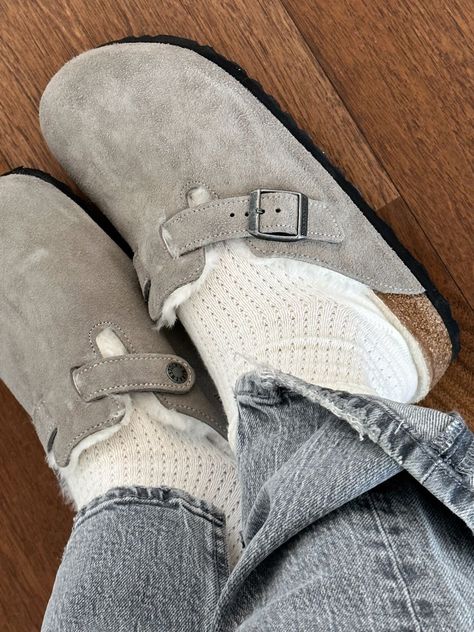 Green Birkenstock, Uggs Boots, Trendy Shoes Sneakers, Summer Beach Vacation, Shoe Wishlist, Hype Shoes, Shoe Inspo, Birkenstock Sandals, Aesthetic Shoes