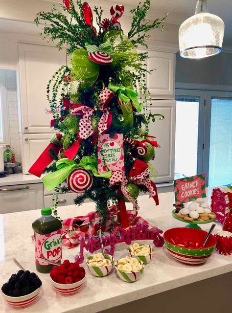 Looking for fun Chritsmas breakfast ideas? Check out this exciting Grinch themed Christmas breakfast! The colors, decor, food, all yell Grinch! Grinch Themed Christmas Tree, Grinch Themed Christmas, Grinch Christmas Tree Topper, Christmas Tree Flowers, Grinch Trees, Themed Christmas Tree, Grinch Christmas Party, Whoville Christmas, Grinch Christmas Tree