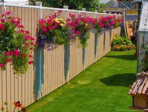 Beautiful yard landscaping and decorating ideas improve not just outdoor living spaces but the entire house Privacy Fence Landscaping, Taman Diy, Fence Planters, Tanaman Pot, Pallet Planter, Backyard Privacy, Desain Lanskap, Cottage Garden Design, Backyard Landscape