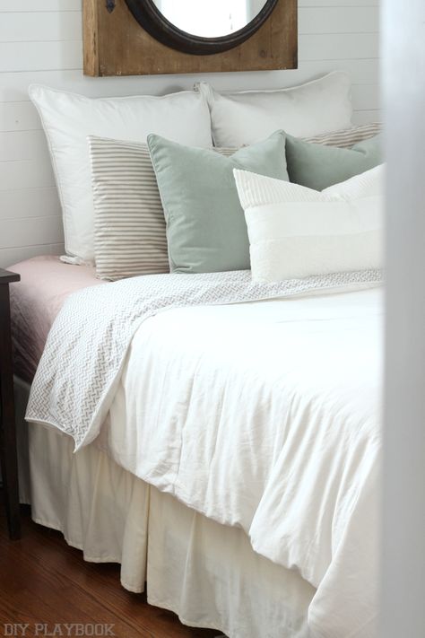 Euro shams can take your bedroom look to the next level. Here's how to use euro pillows on a queen sized bed to get the perfect look every time. #bedpillows Euro Shams Diy, Bedroom Pillows Arrangement, Styled Bed, Bedding Gray, Striped Pillows, Euro Pillows, Diy Playbook, Bench Diy, Pillow Arrangement