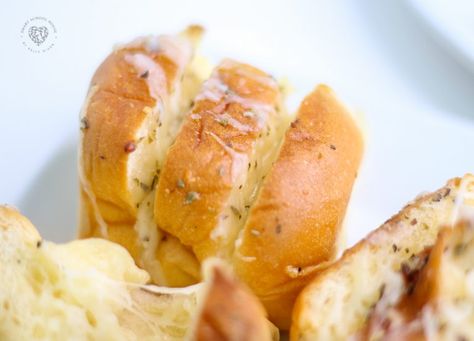 The first time I made this Cheesy Hawaiian Garlic Bread, I said, "Why haven't I thought of this before?!" These garlic rolls are soft, buttery, and cheesy with a hint of sweetness. Hawiian Rolls, Recipes With Hawaiian Rolls, Cheesy Rolls, King Hawaiian Rolls, Garlic Rolls, Cream Cheese Rolls, Hawaiian Sweet Rolls, Garlic Cheese Bread, Garlic Bread Recipe