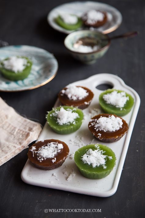 Salad Sides, Nyonya Food, Malaysian Dessert, Pandan Leaves, Indonesian Desserts, Asian Cake, Cambodian Food, Steamed Cake, Dessert Photography