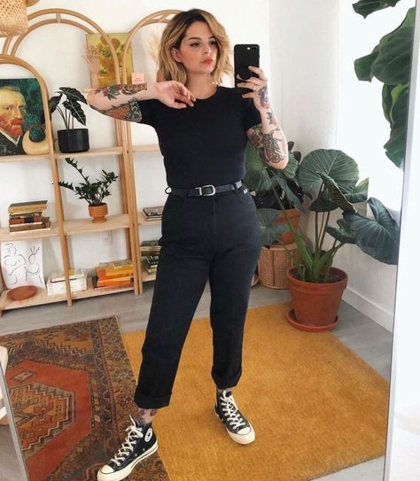 Curvy Black Jeans Outfit, Noelle Turnage, Fall Grunge Outfits, Grunge Fall Outfits, Band Tee Outfits, Shorts Crop Top, Fall Grunge, Midsize Outfits, Vintage Band Tees