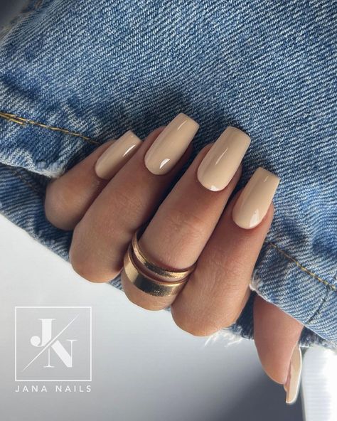 Brown And Cream Gel Nails, Classy Nails Brown, Cream Beige Nails, Gel Nails Beige, Cream And Brown Nails, Beige Gel Nails, Cream Color Nails, Beige Acrylics, Uñas Beige Elegantes