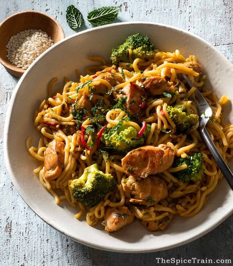 Chicken Hokkien Noodles, Hokkien Noodles Recipe Chicken, Hokkien Noodles Recipe, Stir Fry With Chicken, Hokkien Noodles, Noodles Asian, Chicken Stir Fry With Noodles, Spinach Noodles, Asian Noodle Salad