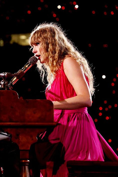 Taylor swift eras tour France Night, Taylor Wallpaper, Aesthetic Era, Estilo Taylor Swift, Best Profile Pictures, Swift Photo, Lyon France, Taylor Swift Hair, Taylor Swift Concert