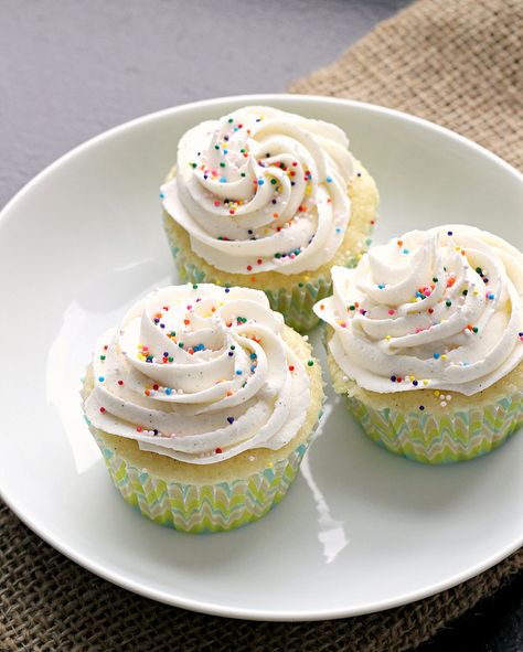 Perfect Vanilla Cupcakes with Vanilla Buttercream Frosting Baking Therapy, Vanilla Bean Cupcakes, Paula Dean, Vanilla Cupcake Recipe, Vanilla Buttercream Frosting, Cupcake Ideas, Köstliche Desserts, Dessert Cupcakes, Vanilla Cupcakes