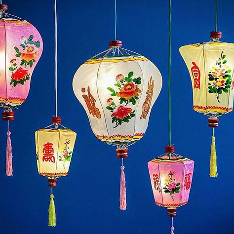 Painted Lanterns, Lantern Chinese, Old Fashion Christmas Tree, Handmade Lanterns, Kitsch Kitchen, Vietnam Art, Chinese Lantern, Dinner Decoration, Chinese Lanterns