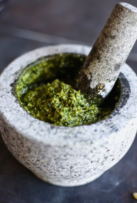 How To Make Mortar & Pestle Pesto - Lake Shore Lady Food Processor Pizza Dough, Neapolitanische Pizza, Wild Garlic Pesto, Thick Crust Pizza, Italian Pizza Recipe, Best Homemade Pizza, Pizza Sauce Recipe, Artisan Pizza, Pizza Sauce Homemade