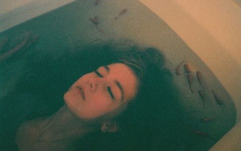 Bathtub Aesthetic, Mary Robinson, Bath Photography, Art Alevel, Water Aesthetic, Bath Girls, Underwater Photography, Art Sketchbook, Under The Sea