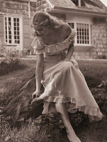 40s Aesthetic Fashion, Vikki Dougan, Nina Leen, Yennefer Of Vengerberg, Vintage Fairies, Lace Heart, Candid Photography, Life Magazine, Hollywood Glamour