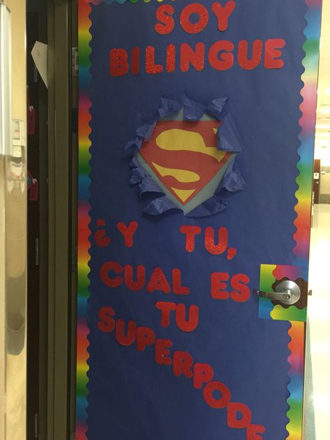 Super door dual language Spanish Door Decorations Classroom, Bilingual Classroom Decor Dual Language, Spanish Classroom Door, Dual Immersion Classroom, Multicultural Fair, Hispanic Heritage Month Bulletin Board, Bilingual Classroom Decor, Decorating Classroom, Kindergarten Classroom Setup