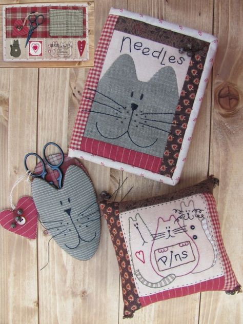 Patroon Naaisetje `Kat` Needle Books, Needle Book, Country Crafts, Pin Cushions, Sewing Hacks, Quilting Designs, Sewing Pattern, Sewing Projects, Sewing Patterns