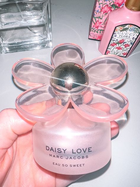 #marcjacobs #perfume #spring #daisy Daisy Love Eau So Sweet, Marc Jacobs Perfume, Daisy Eau So Fresh, White Raspberry, Spring Daisy, Pink Perfume, Marc Jacobs Daisy, Daisy Love, Perfume Lover